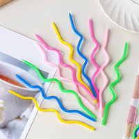 Bougies d'anniversaire colorées et mignonnes en forme de dessins animés, formes variées (cœur, animal, fleur, visage souriant) pour décorations de gâteaux d'enfants