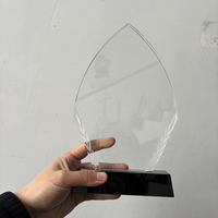 Trophée en cristal personnalisable avec logo, forme de goutte d'eau, avec base noire