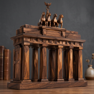 Escultura Artesanal de Madera del Puerta de Brandenburgo - Acabado en Nogal 12x12x30cm Decoración de Mesa con Patrón Abstracto y Geométrico - Product Image 3