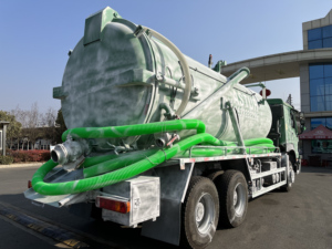 Camion-citerne d'aspiration des eaux usées industrielles HOWO 6x4 15000L-20000L, nettoyeur de fosses septiques municipales à vendre - Product Image 6