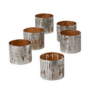 Ensemble de six pots à bougies cylindriques en métal de luxe, finition rustique, décoration d'intérieur, design durable - Product Image 1