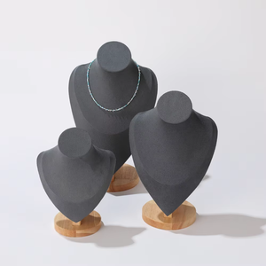 EleQeen EQ638 Soporte de Madera Sólida para Joyería, Venta al por Mayor de Fábrica de Zhejiang, Base Gris Verde Oscuro, Busto de Exhibición para Collares - Product Image 5