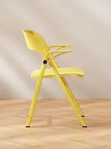 Elegante Taburete de Comedor de Plástico PP para Cocinas Contemporáneas - Product Image 2