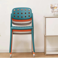 Chaise de salle à manger en résine plastique empilable colorée de style nordique moderne pour restaurants et cafés en plein air