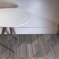 Dalles de moquette carrées en PVC amovibles pour usage commercial, dalles de moquette modernes en nylon pour la maison, dalles de moquette épaisses à emboîtement pour hôtels et bureaux, 50x50