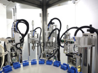 Machine automatique de sertissage et de collogation de capuchons de parfum à commande PLC