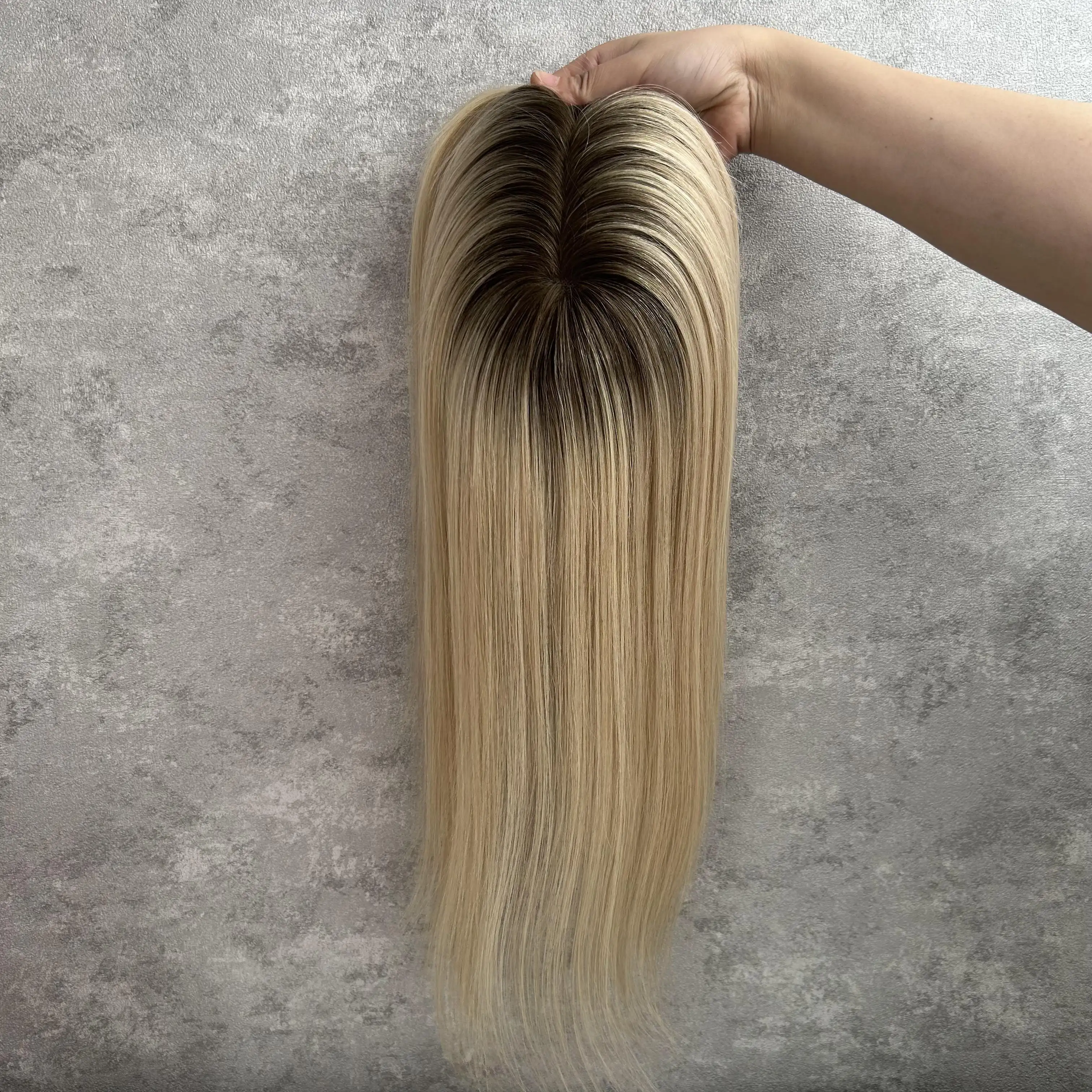 Peluca de peluquín de mujer mono atada a mano al por mayor Clip en cabello humano Rubio de corona India Remy virgen natural Topper