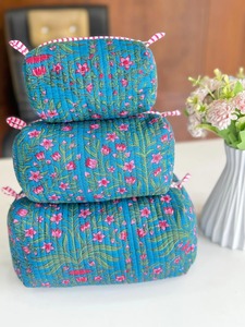 Ensemble de 3 trousses de toilette matelassées 100 % coton, imprimées à la main avec des motifs de œillets bleus, fermeture éclair, doublure intérieure en plastique, poches - Product Image 2