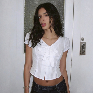T-shirt d'été blanc tricoté à manches régulières pour femme avec col en V à lacets, chemisier décontracté doux et mignon pour filles, vente en gros OEM - Product Image 2