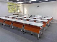 Table de conférence moderne et durable en bois pliable, écologique, avec chaises intégrées pour bureaux, formations et salles de conférence