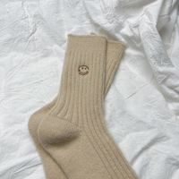 Chaussettes d'équipage en laine chaude pour femmes de haute qualité Logo de broderie de couleur unie Compression de conception personnalisée pour les accessoires d'hiver quotidiens
