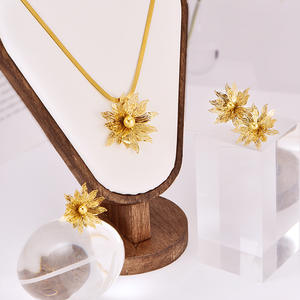 Juego de <span class=keywords><strong>Accesorios</strong></span> de Alta Calidad con Diseño Clásico de Flores, Incrustaciones de Perlas y Circonitas, Chapado en Oro de 18k, <span class=keywords><strong>Joyería</strong></span> de Acero Inoxidable para Bodas y Fiestas - Product Image 4