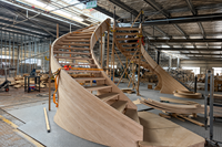 Escalera Espiral Curva Moderna de Lujo para Villa con Barandilla de Hierro Forjado y Pasamanos de Madera Sólida