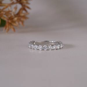 Elegante Anillo de Eternidad Completo en Plata con Piedras Transparentes Brillantes de Corte Redondo, Diseño Clásico de Lujo para Mujer, Ideal para Fiestas y Regalos - Product Image 5