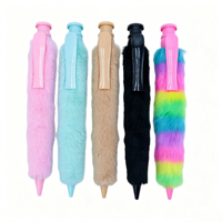 Stylo à bille rétractable en fourrure pelucheuse avec extérieur doux et accessoires couleur bonbon pour fournitures d'écriture de journal, réduction pour achat en gros