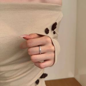 Bague d'éternité Dylam Designer en argent sterling 925 avec surface givrée et zircon cubique 5A pour femme – Nouvelle collection de bijoux fins et élégants - Product Image 2