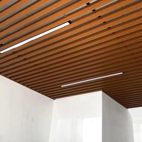 Decoración de interiores, listón WPC, columna de tubo cuadrado hueco, pared de partición de madera, techo de grano de madera, tubo de madera, mejora del hogar