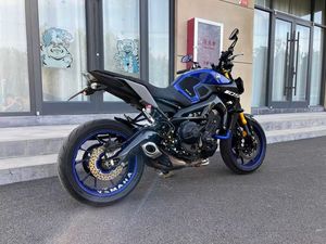 Potenza <span class=keywords><strong>Brutale</strong></span> Yamaha MT09 - <span class=keywords><strong>Moto</strong></span> Sportiva e da Tempo Libero con Motore a Tre Cilindri da 889cc per Guida Aggressiva - Product Image 3