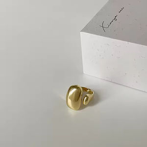 Anillos de banda gruesa con superficie irregular y curvada de alta gama, de acero inoxidable, chapados en oro, modernos y sencillos. - Product Image 6