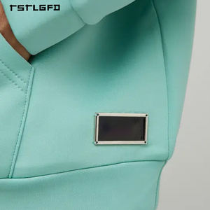 Conjunto Deportivo de Invierno para Hombre, Certificado Oeko-Tex, 100% Algodón, Sudadera Verde Menta con Bolsillo Canguro y Placa Metálica, 2 Piezas - Product Image 3