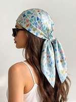 Écharpe en soie imitation à motifs de cœurs colorés. Écharpe carrée en satin frais. Accessoire essentiel pour les trajets quotidiens des femmes.