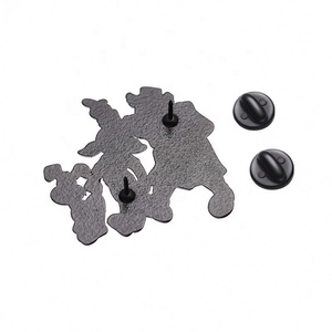 Broches de Personajes de Dibujos Animados Personalizados, <span class=keywords><strong>Papá</strong></span> e Hija Caminando Juntos con el Perro, Pines de Esmalte, Pines de Solapa, Regalo Divertido para Amigos - Product Image 1