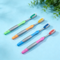 Brosse à dents en plastique colorée antidérapante pour adultes, vente en gros, brosse à dents pour le nettoyage buccal avec nettoyeur de langue