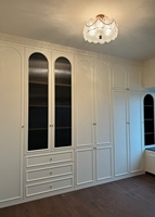 Armoire intégrée moderne blanc crème avec portes en MDF, design du sol au plafond, armoires supérieures et 3 tiroirs, rangement pour chambre à coucher