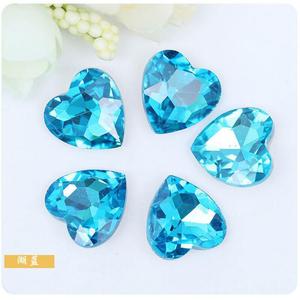 Cristales de vidrio con forma de corazón y pedrería para decoraciones de San Valentín DIY. - Product Image 2