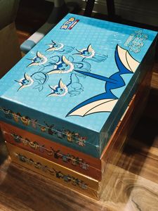 Ms Year Original <span class=keywords><strong>Pokémon</strong></span> TCG Version chinoise simplifiée <span class=keywords><strong>Épée</strong></span> et Bouclier Coffret cadeau premium Eevee (CSH3) Steammon + Thundermon + - Product Image 1