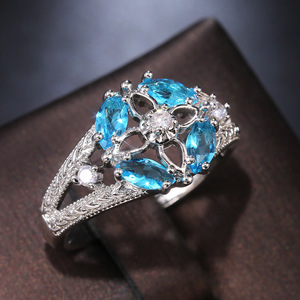 Anello di Moda con Trifoglio in Pietra Blu, Design Minimalista ed Elegante, Gioiello da Donna per Uso Quotidiano - Product Image 1