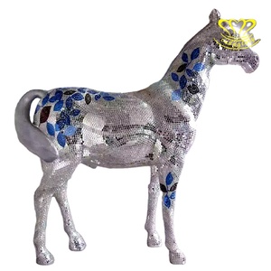 Personnalisable fibre de verre coloré bleu <span class=keywords><strong>blanc</strong></span> porcelaine mosaïque <span class=keywords><strong>cheval</strong></span> Sculpture jardin rue paysage décor Design résine artisanat - Product Image 1