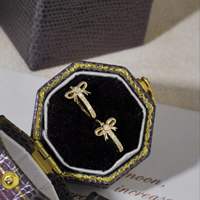 Boucles d'oreilles créoles Lerca en or 18 carats avec papillon et diamants, style influenceur coréen, bijoux de luxe légers et de niche, idéales pour cadeau et collection personnelle