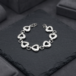 Brazalete de Plata 925 con Cadena de Corazones - Diseño Romántico con Corte Abierto - Product Image 3
