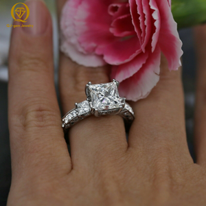 Bague de luxe pour femme en or blanc 18 carats avec trois diamants carrés taille princesse, diamant synthétique certifié IGI couleur D VVS - Product Image 1