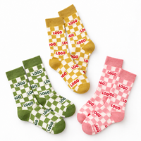 Chaussettes mi-mollet jaunes personnalisées, motif damier blanc et sourire de dessin animé en jacquard, chaussettes en tricot doux