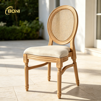 Chaise Louis capitonnée de luxe en bois massif avec accoudoirs pour la location d'événements hôteliers, banquets et mariages
