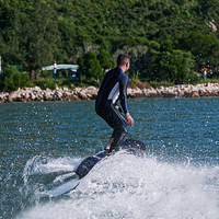 Planche de surf à essence 2 temps refroidie à l'eau Vitesse du moteur 50 km/h 10.5KW 110CC Adult Fuel Oil Jet Surf Board for Sea Surfing