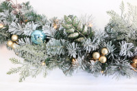 Guirlande de Noël floquée de neige avec des ornements dorés et turquoise - Guirlande de pin pré-décorée avec des lumières LED chaudes pour la décoration de porte de vacances
