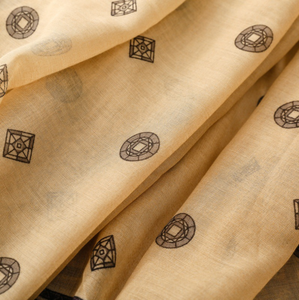 Écharpe de style ethnique vintage marron à motif géométrique Tongbao à trous carrés, châle à franges, foulard - Product Image 3