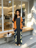 Robe longue Kaftan africaine en gros pour femme, avec perles dorées, bande centrale, panneau avant noir, motif abstrait supérieur, motif rond inférieur et écharpe