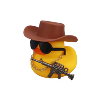 Vente en gros Canard cowboy en caoutchouc de 2 pouces avec lunettes de soleil Jouet drôle de petit canard en caoutchouc pour la décoration de la maison de jeu du tableau de bord de la voiture