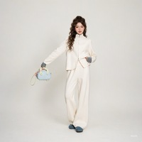 Ensemble deux pièces en maille riche en coton pour femme, fabriqué en usine OEM : Cardigan zippé et pantalon large, idéal pour la maison et le confort.