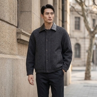 Veste à col montant gris foncé à manches longues et boutonnée pour l'automne et les trajets quotidiens