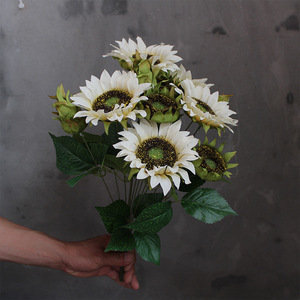 Ramo de Girasoles Artificiales de Seda, Estilo Europeo, Hecho a Mano, Ramo Pequeño para el Día de San Valentín, Decoración para el Hogar y Tiendas, de Fábrica - Product Image 2