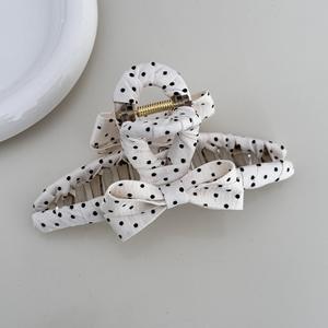 Pince à cheveux croisée grande taille à pois noirs et blancs, tendance, en plastique, style requin, accessoire de mode pour filles - Product Image 5