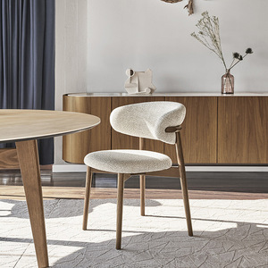 <span class=keywords><strong>Chaise</strong></span> de <span class=keywords><strong>salle</strong></span> à <span class=keywords><strong>manger</strong></span> rembourrée de style nordique moderne avec dossier incurvé, structure en bois massif, assise en tissu doux pour la maison, l'hôtel, le restaurant ZN 450 - Product Image 3