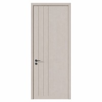 Porte intérieure en WPC gris clair, design grain de bois avec 3 rainures verticales, porte de chambre en composite bois-plastique, style moderne minimaliste