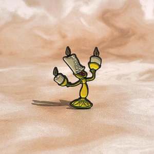 Broche en métal en forme de bougeoir jaune de dessin animé créatif, style conte de fées, la Belle et la Bête, pour vêtements et accessoires - Product Image 1