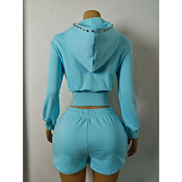 Ensemble deux pièces Y2K en molleton français avec sweat à capuche zippé et short de jogging, détails rivets, logo personnalisé, vêtements de sport pour femmes